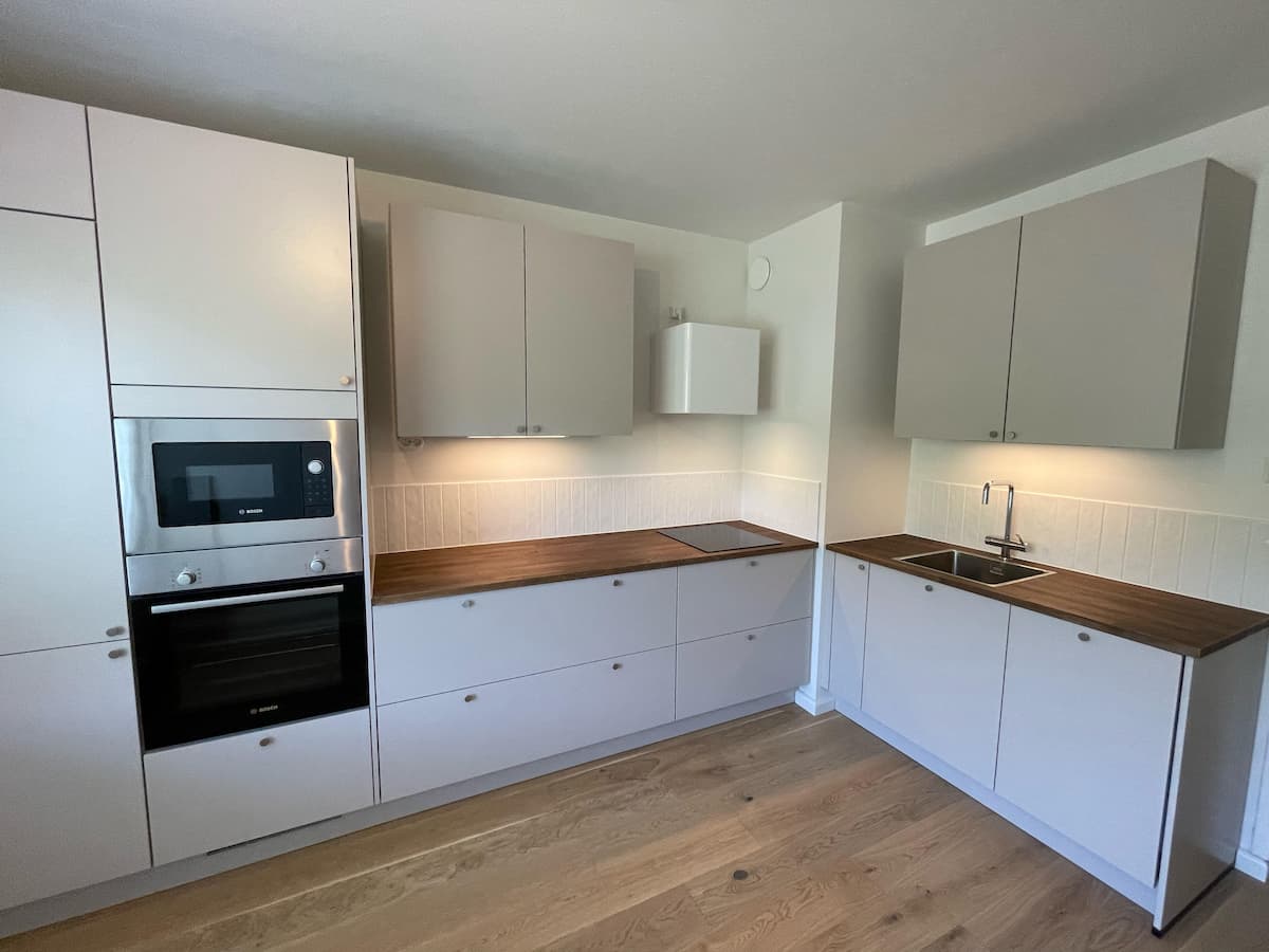 Avara vaalea keittiö saaren kanssa