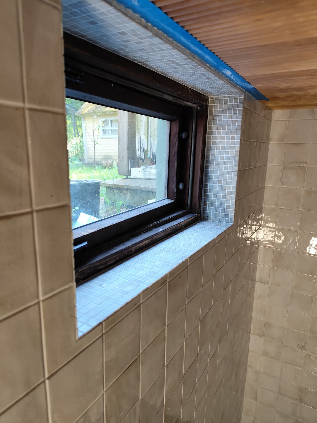 Moderni keittiö valkoisilla kaapeilla