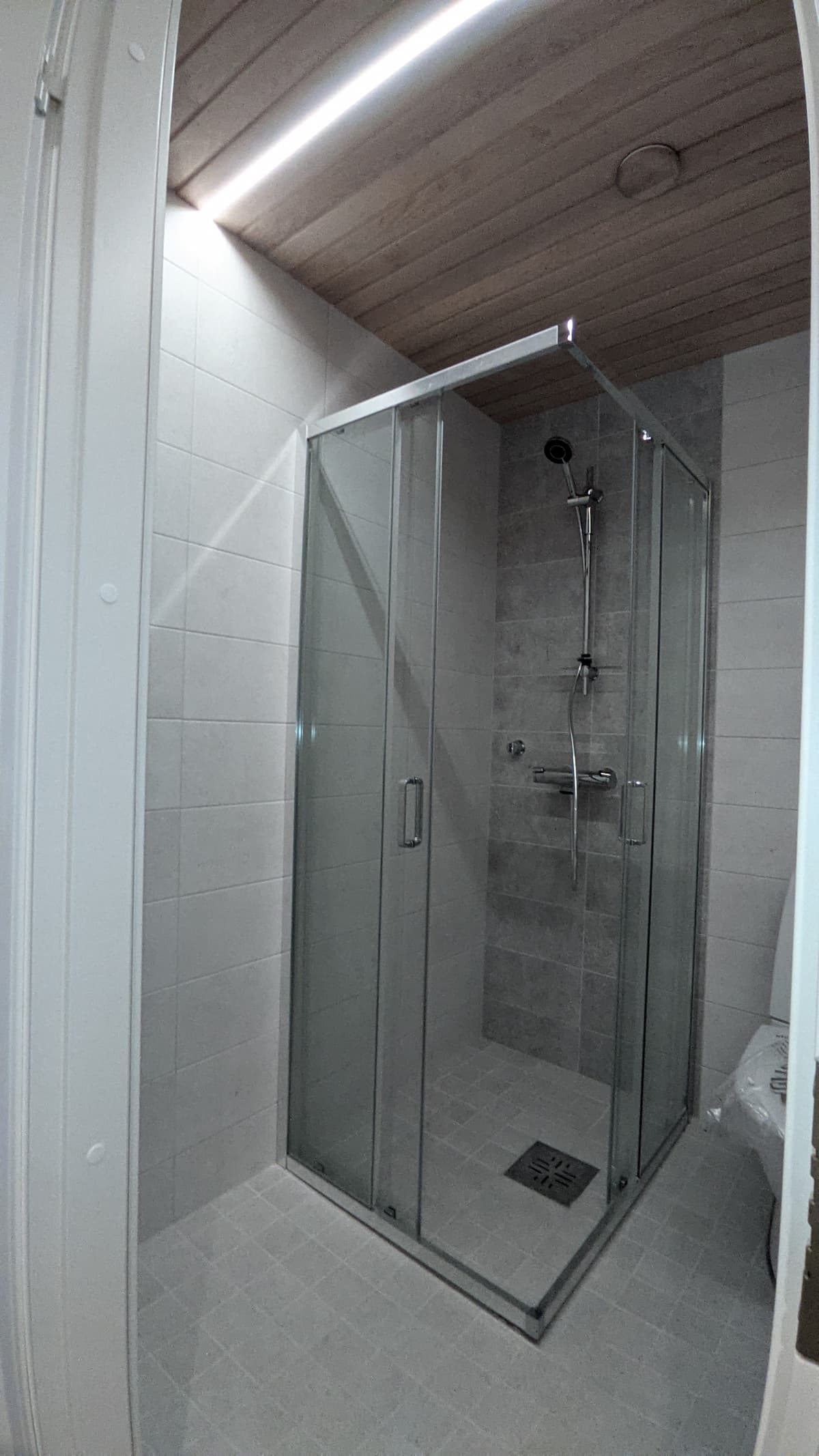 Moderni keittiö valkoisilla kaapeilla