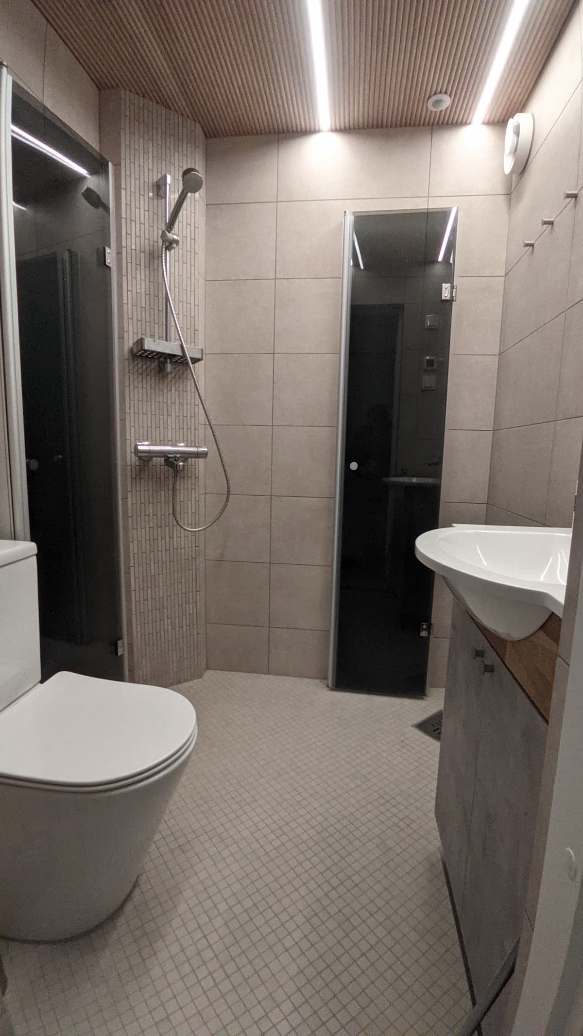 Moderni keittiö valkoisilla kaapeilla