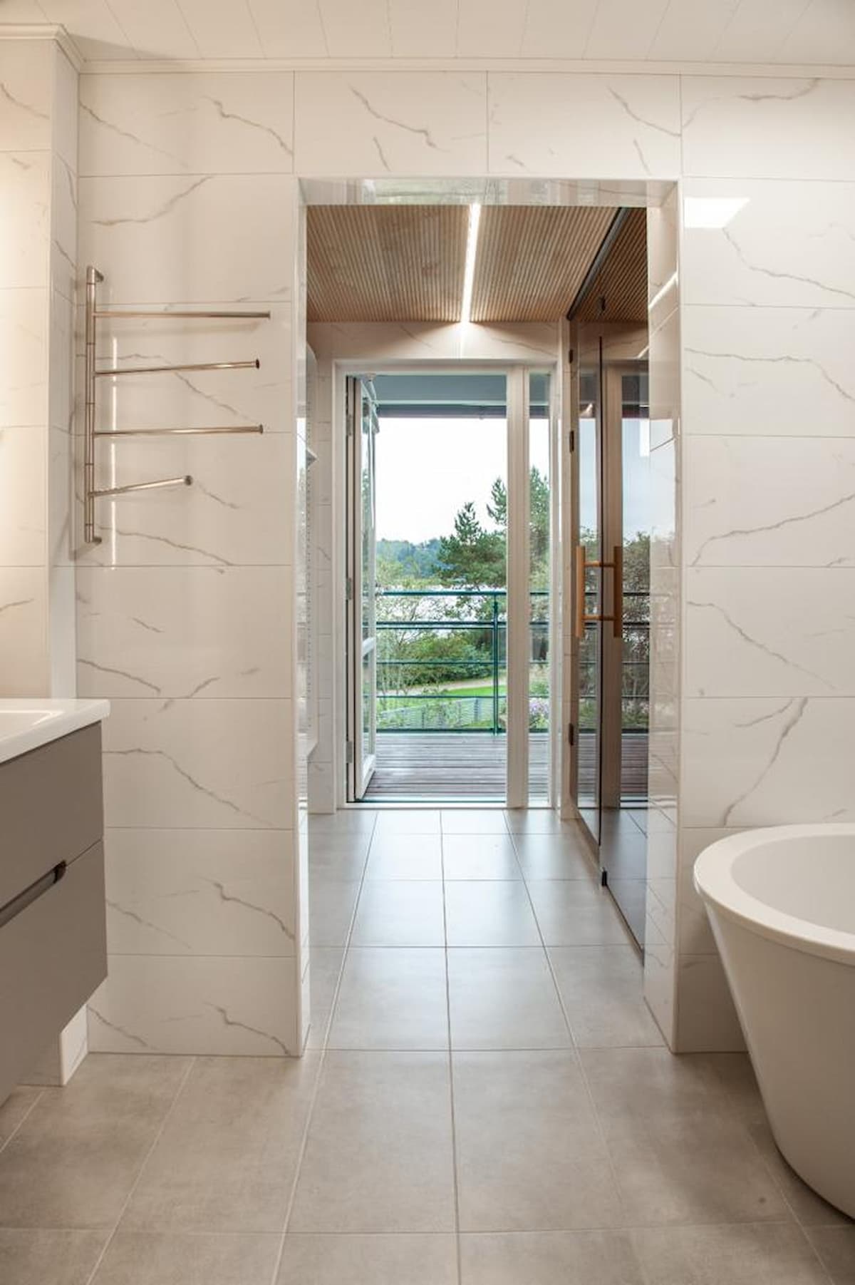 Moderni keittiö valkoisilla kaapeilla