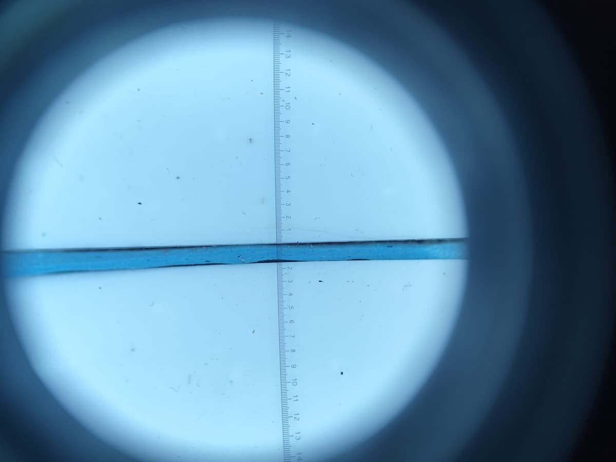 Moderni keittiö valkoisilla kaapeilla