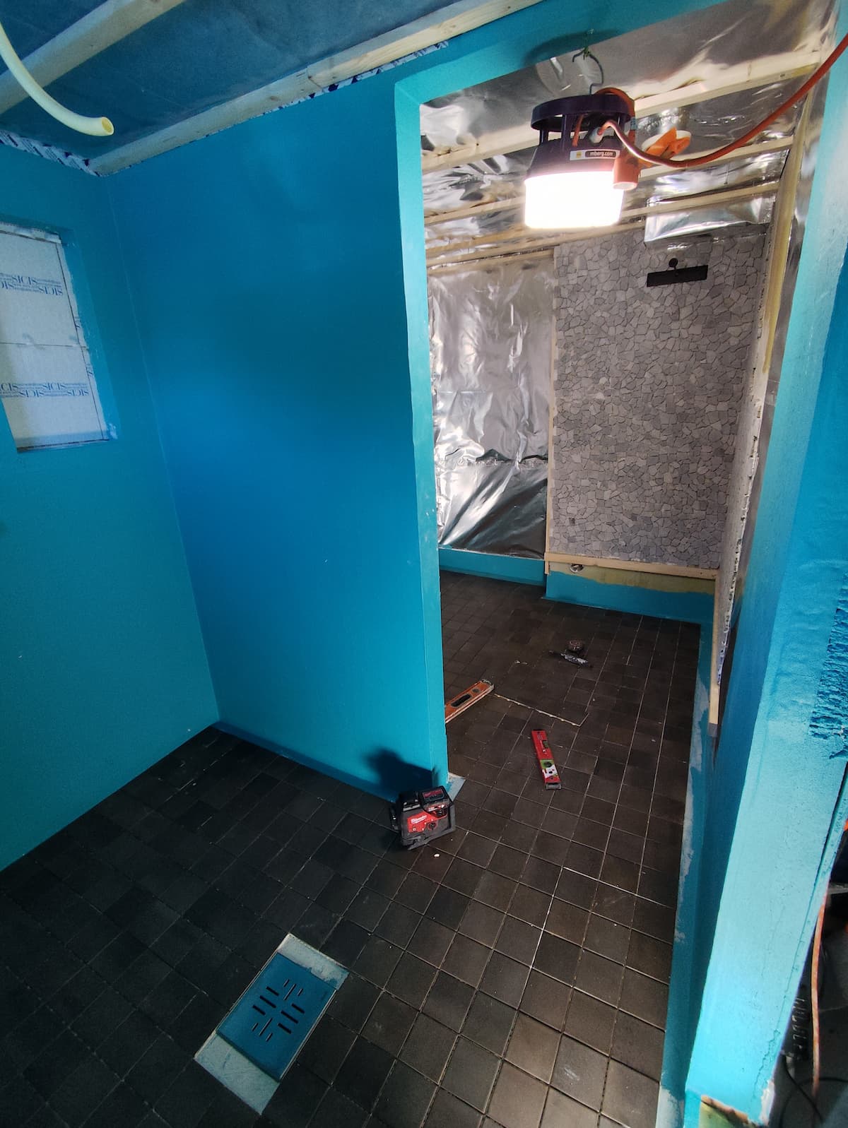 Moderni keittiö valkoisilla kaapeilla