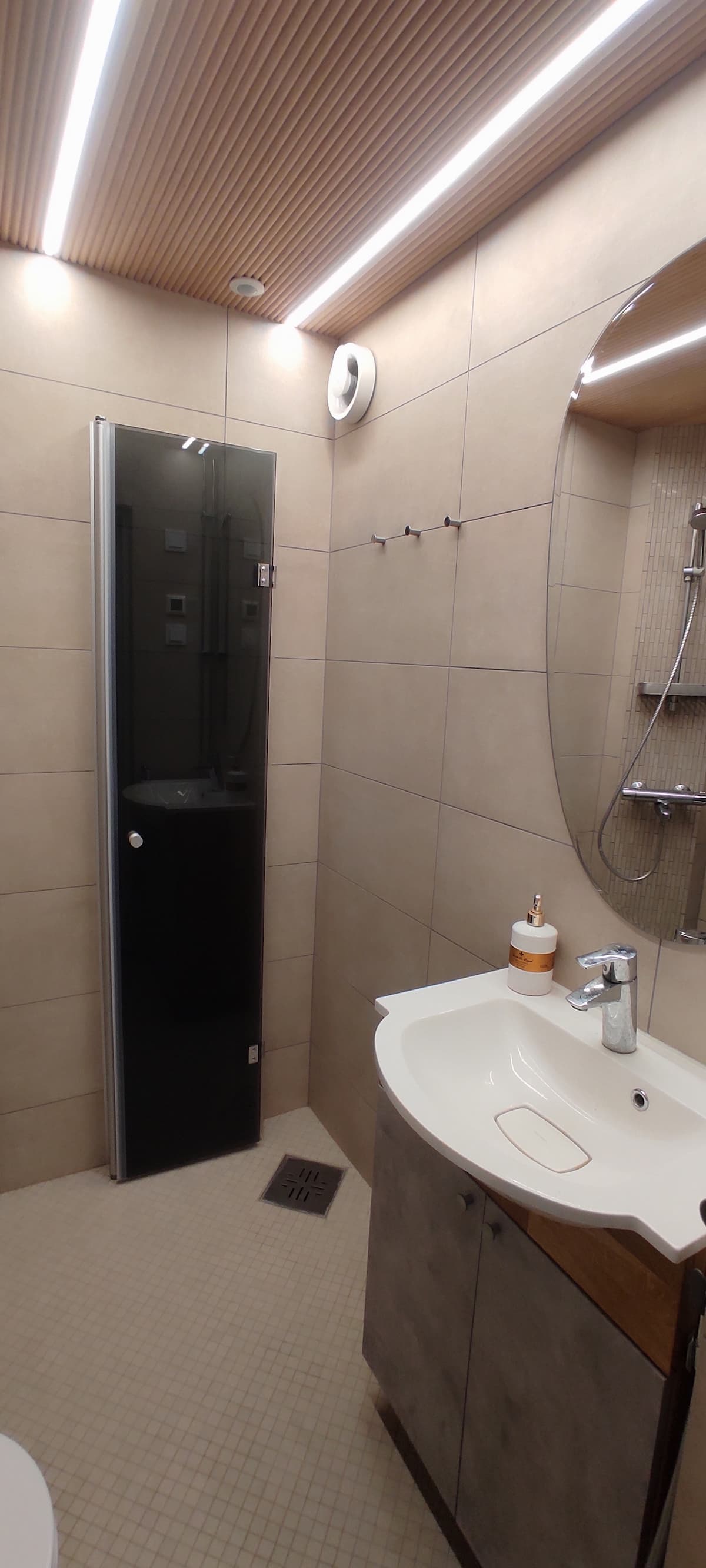 Moderni keittiö valkoisilla kaapeilla