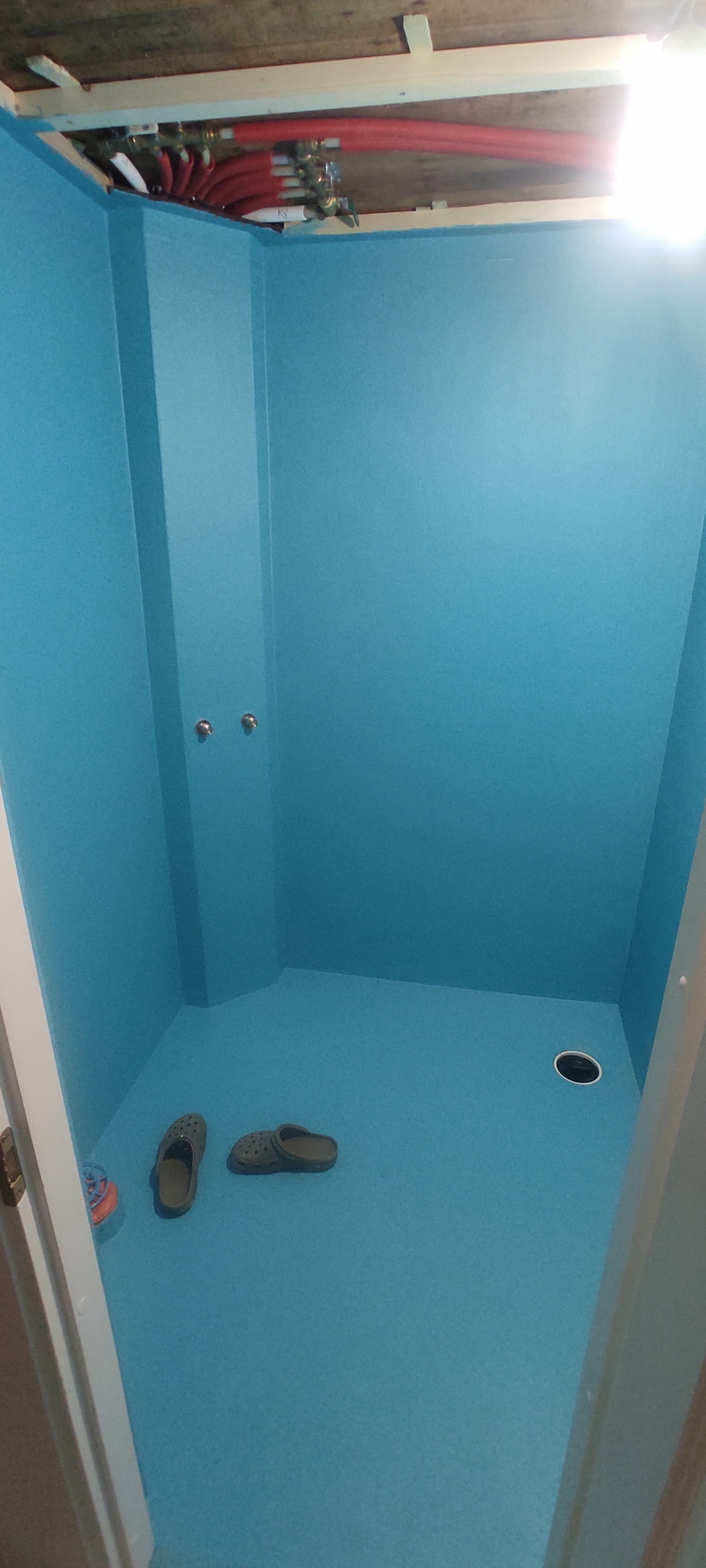 Moderni keittiö valkoisilla kaapeilla