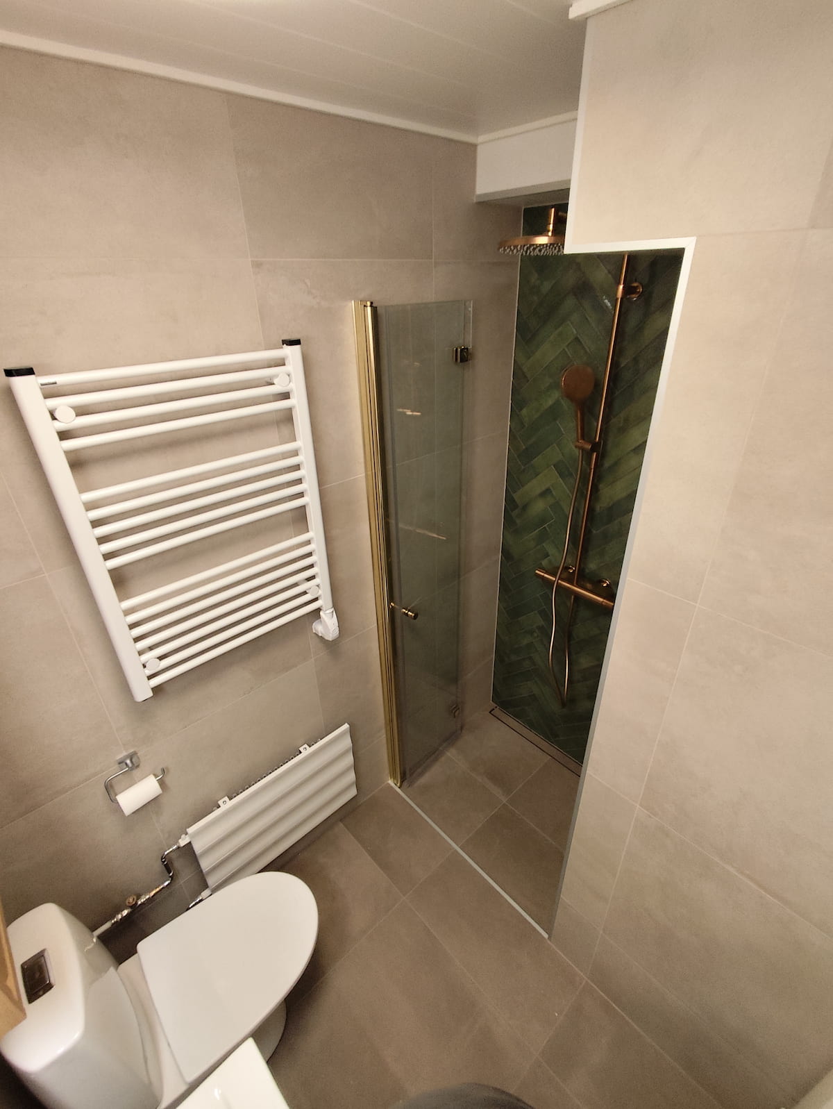 Moderni keittiö valkoisilla kaapeilla