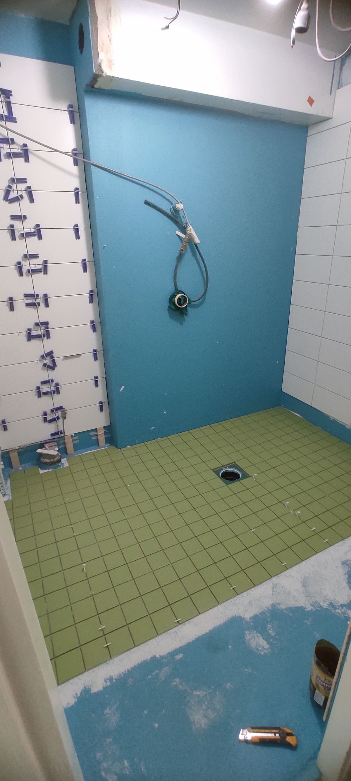 Moderni keittiö valkoisilla kaapeilla