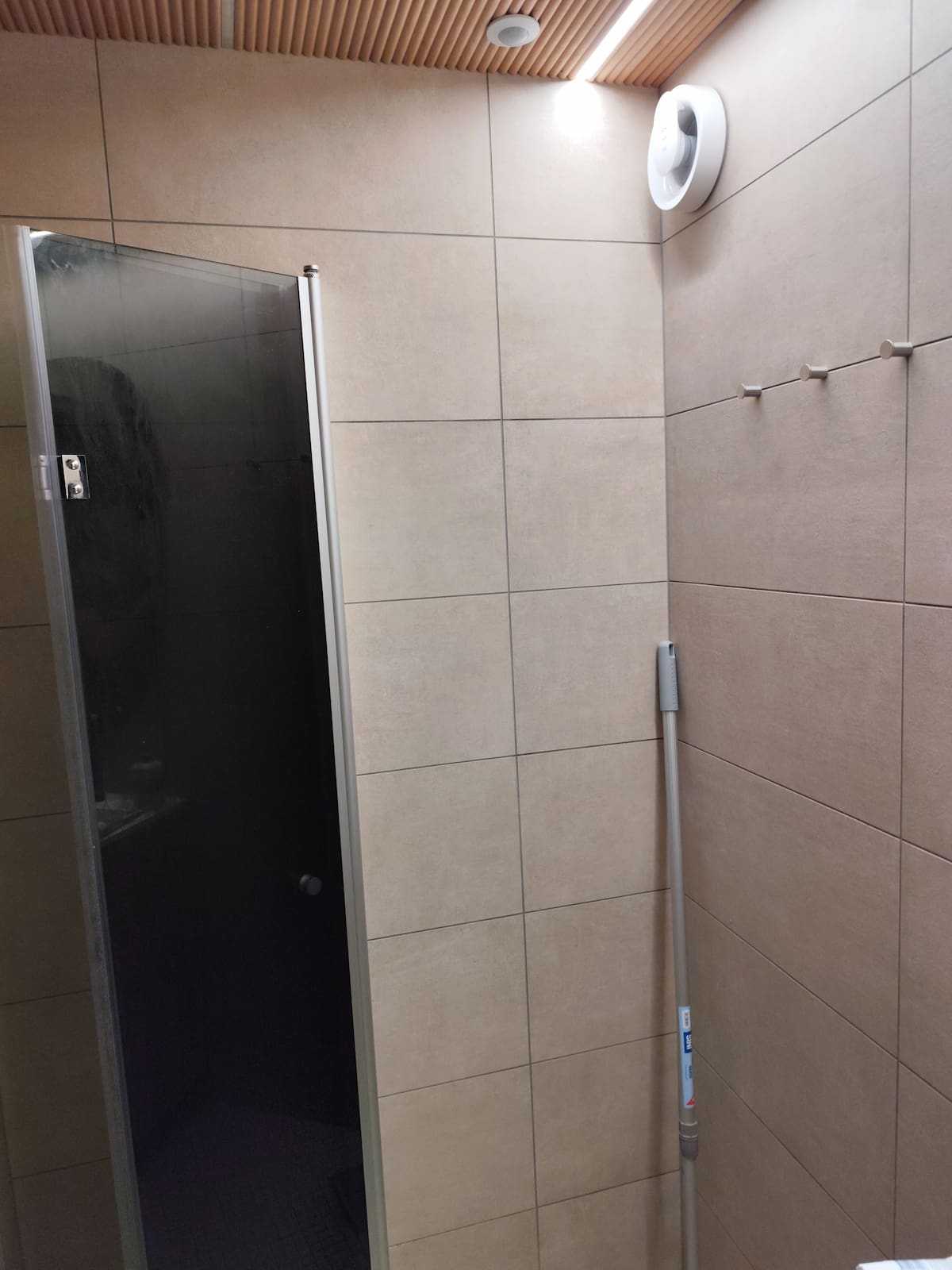 Moderni keittiö valkoisilla kaapeilla