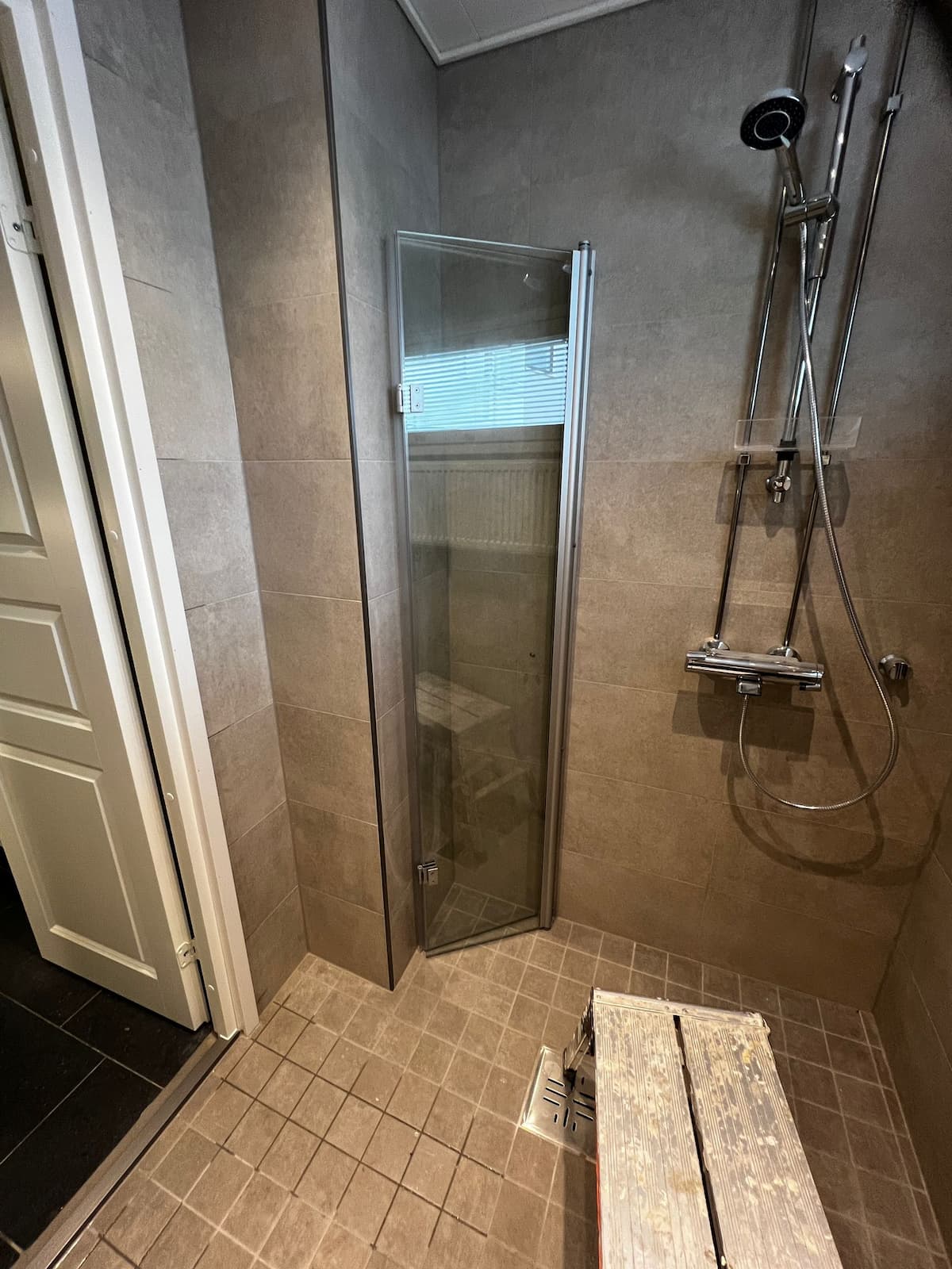 Moderni keittiö valkoisilla kaapeilla