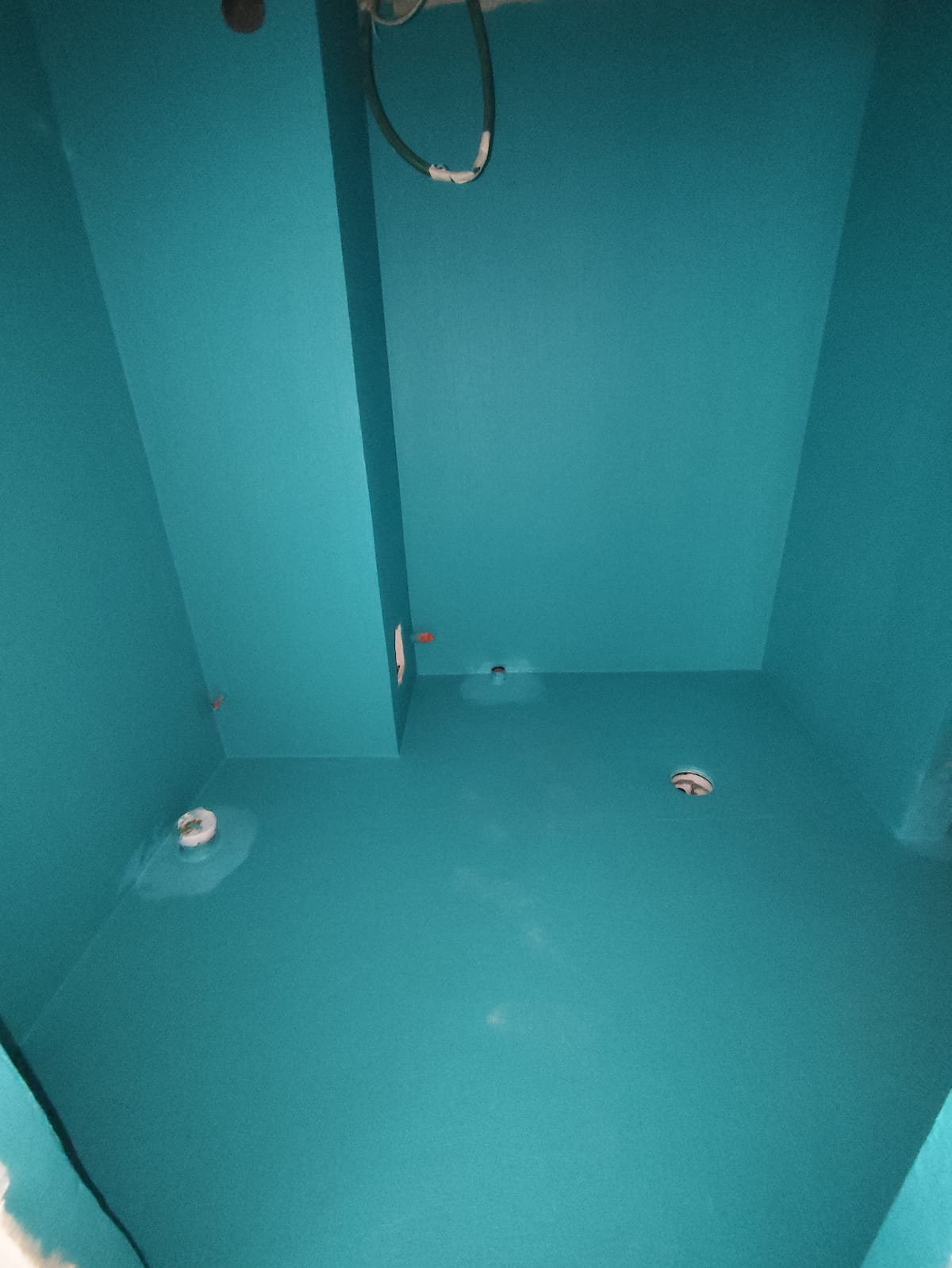 Moderni keittiö valkoisilla kaapeilla