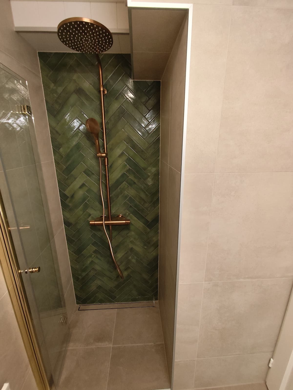 Moderni keittiö valkoisilla kaapeilla