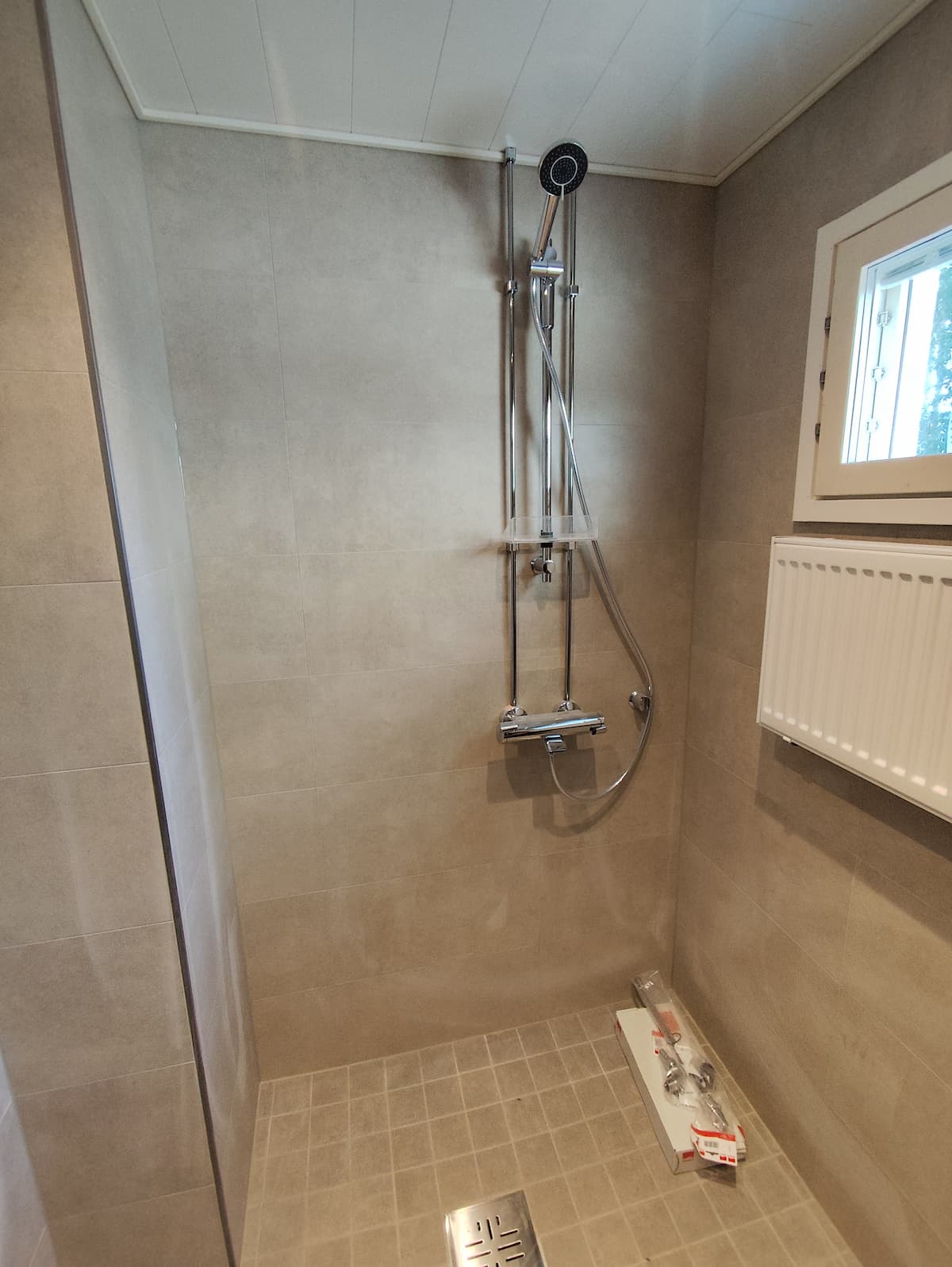 Moderni keittiö valkoisilla kaapeilla