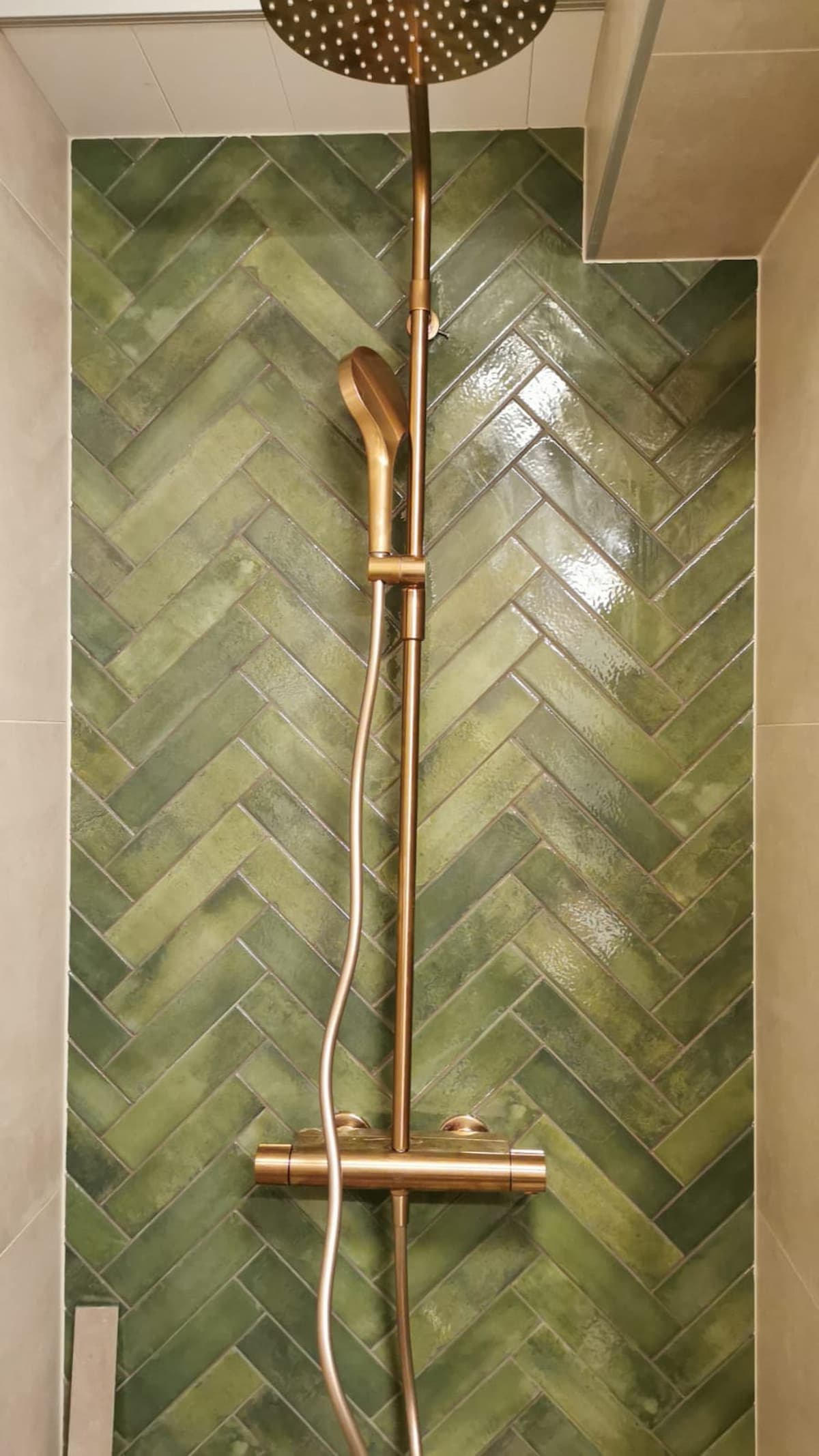 Moderni keittiö valkoisilla kaapeilla