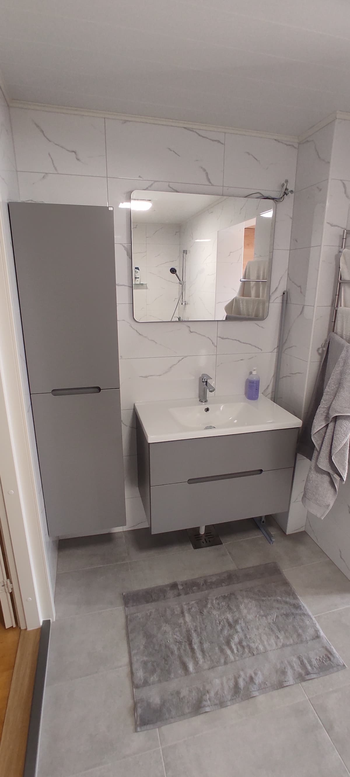 Moderni keittiö valkoisilla kaapeilla