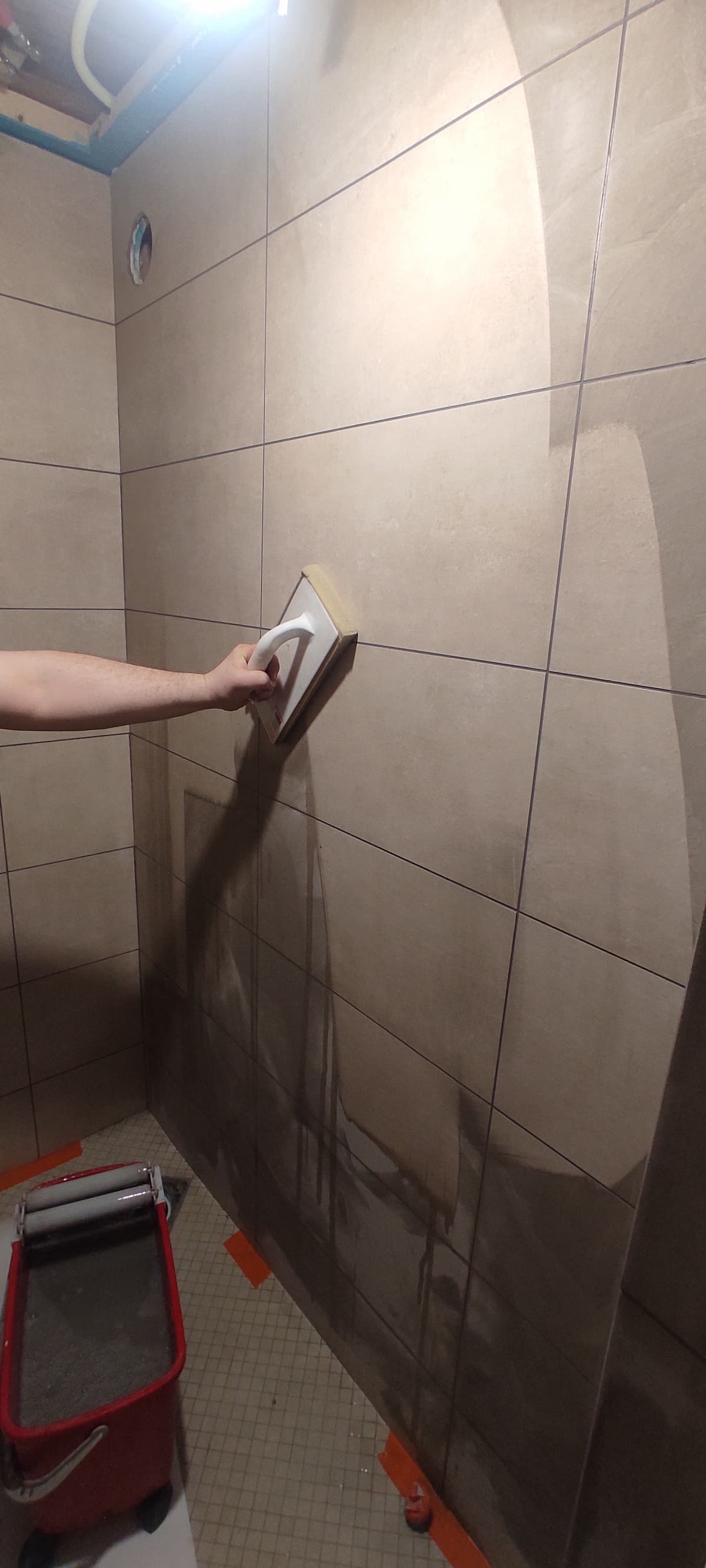 Moderni keittiö valkoisilla kaapeilla