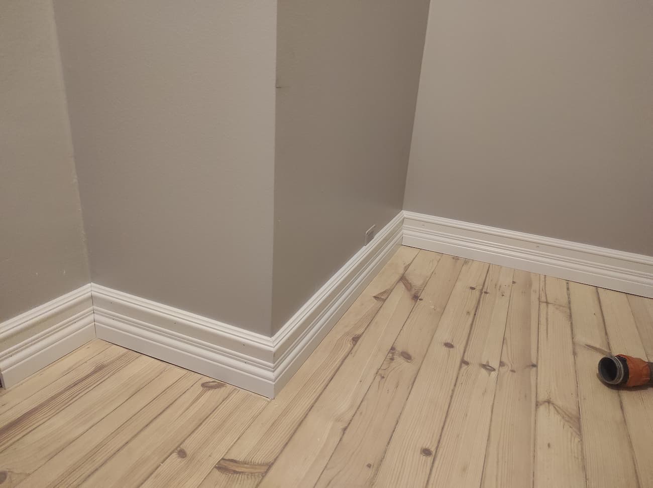 Puuparkettilattia olohuoneessa