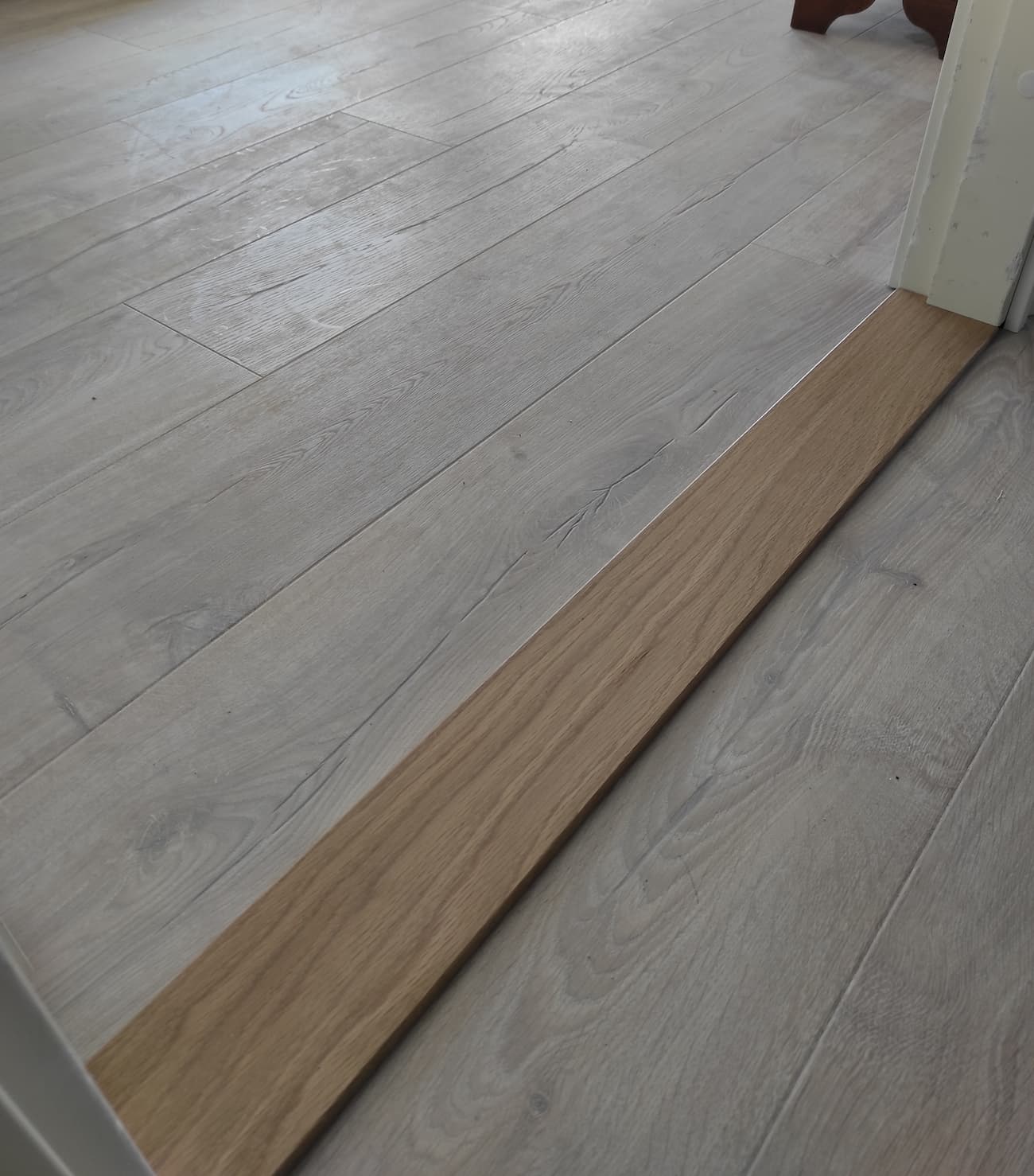 Laminaattilattia modernissa huoneessa