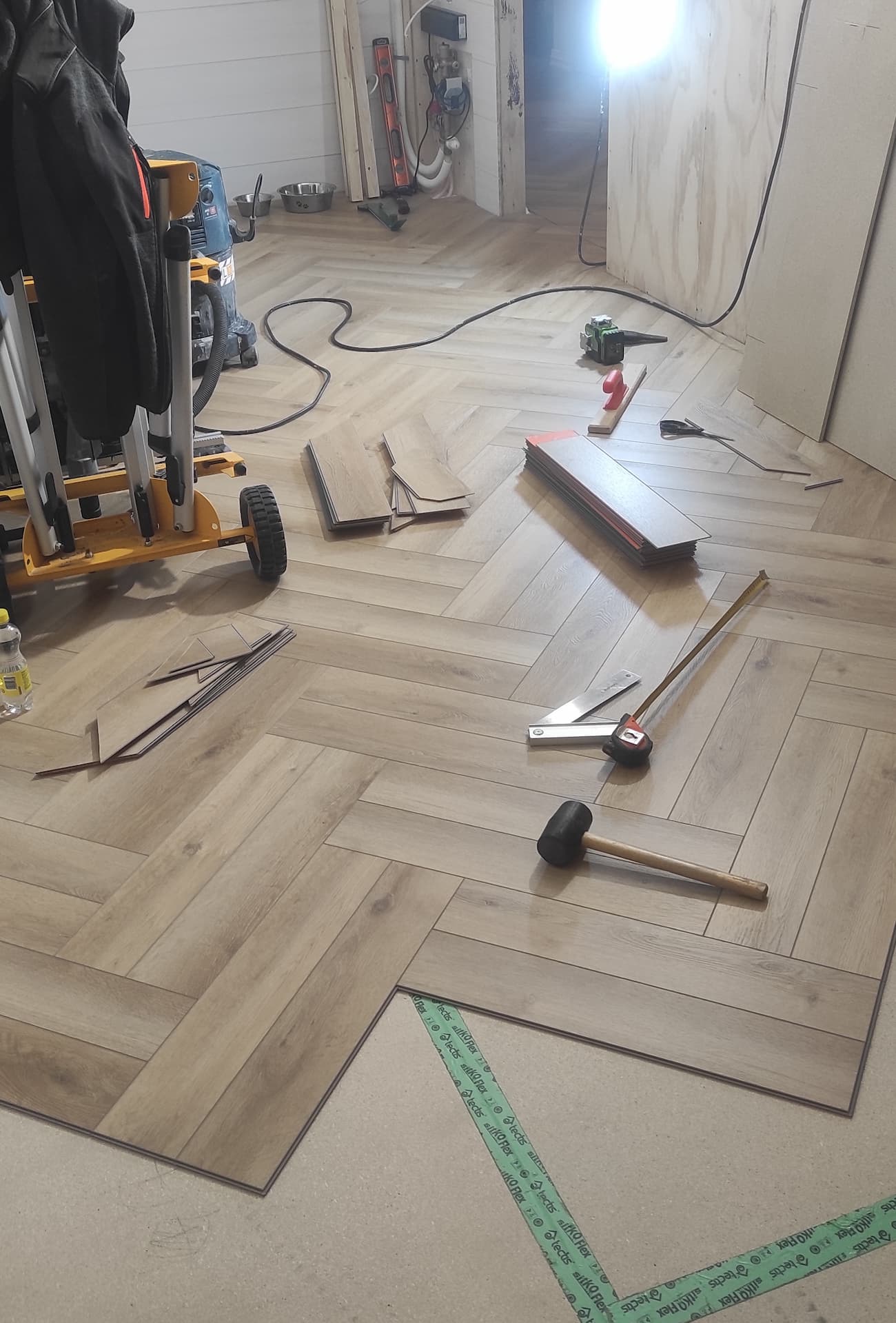 Laminaattilattia modernissa huoneessa