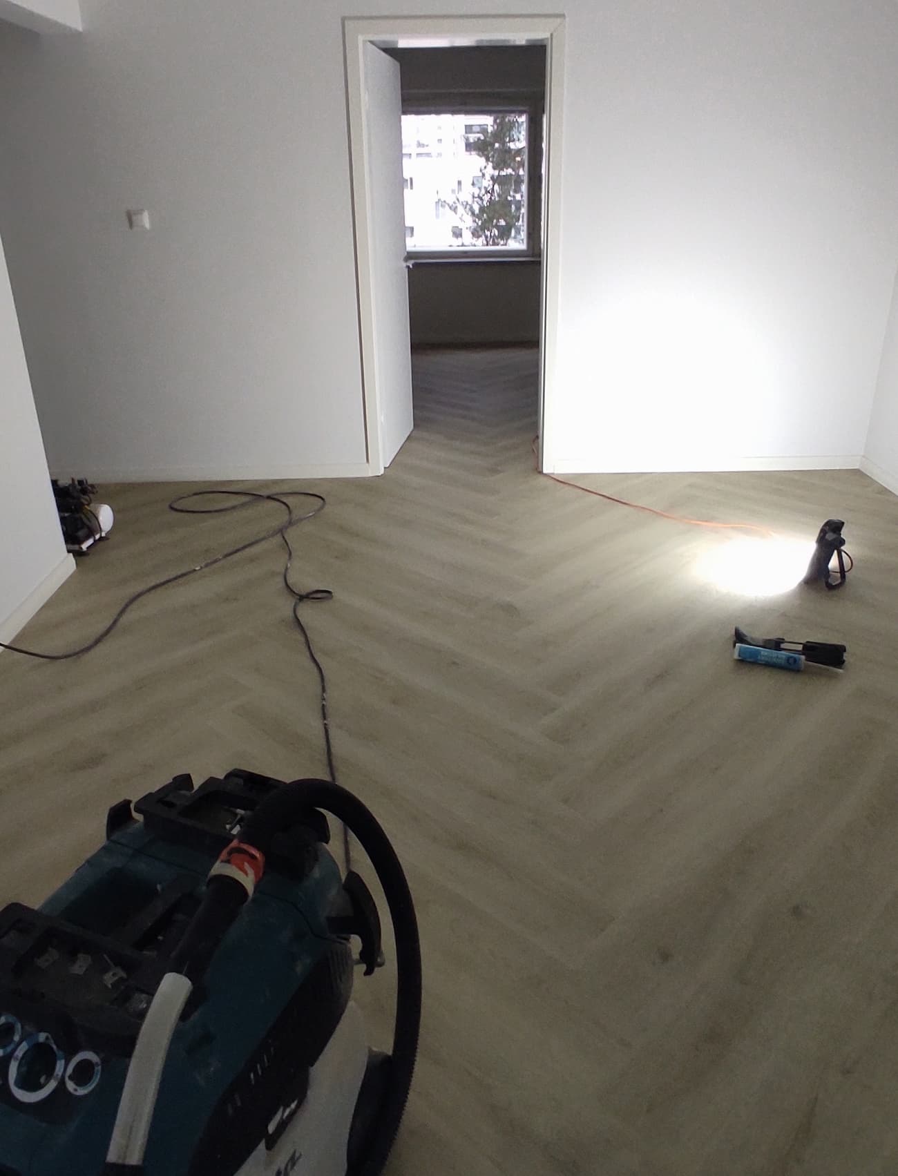 Laminaattilattia modernissa huoneessa