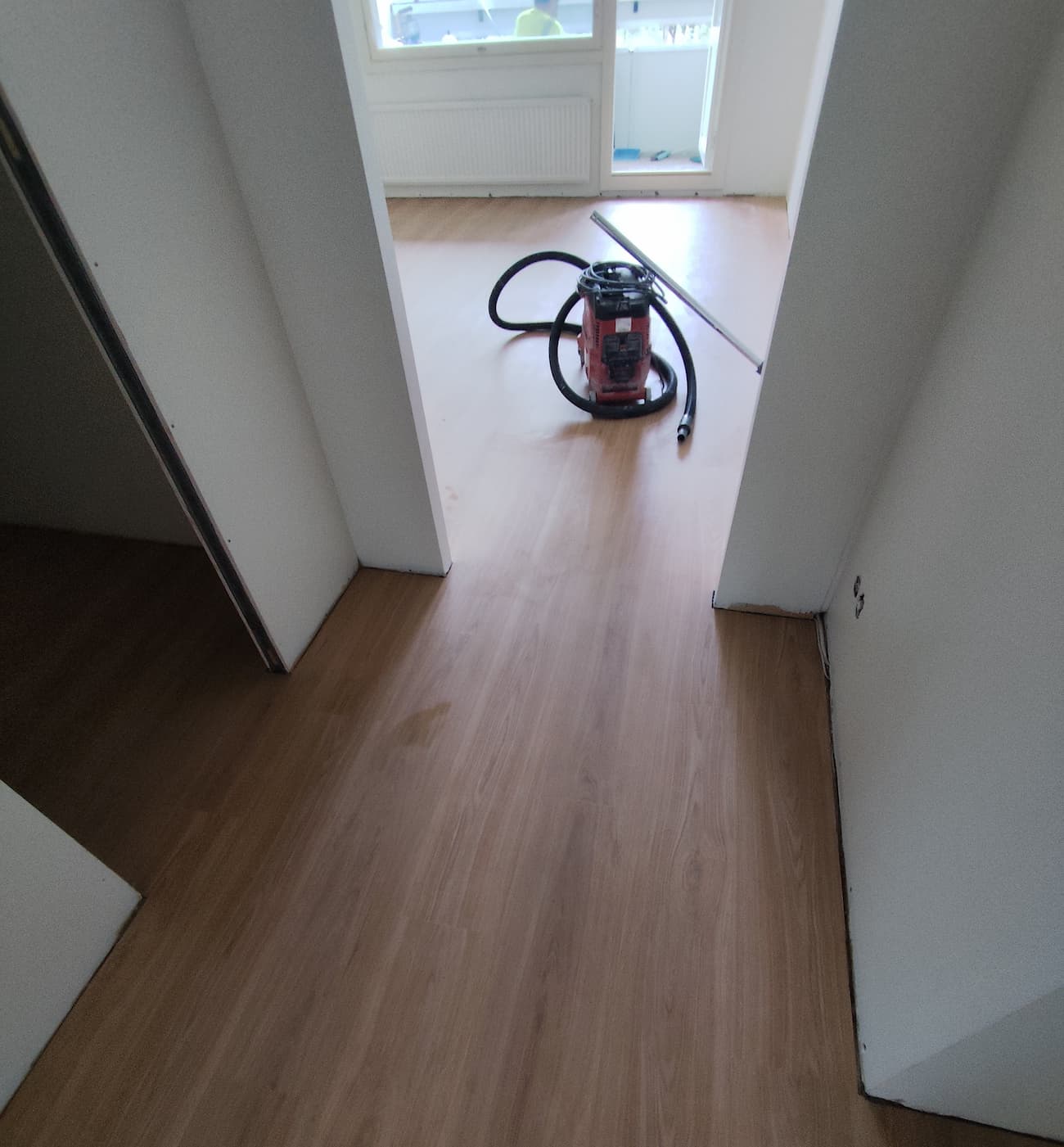 Laminaattilattia modernissa huoneessa