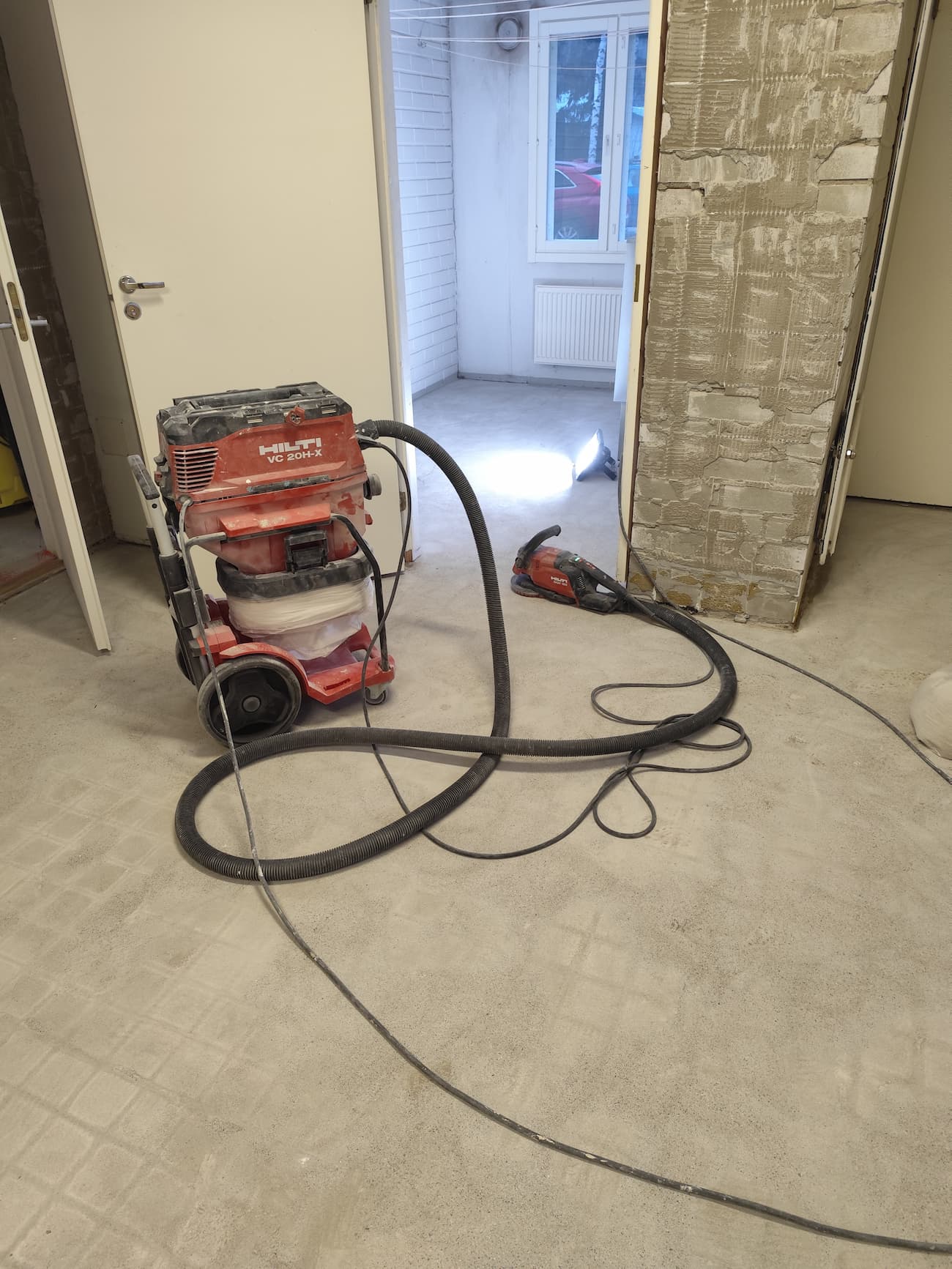 Laminaattilattia modernissa huoneessa