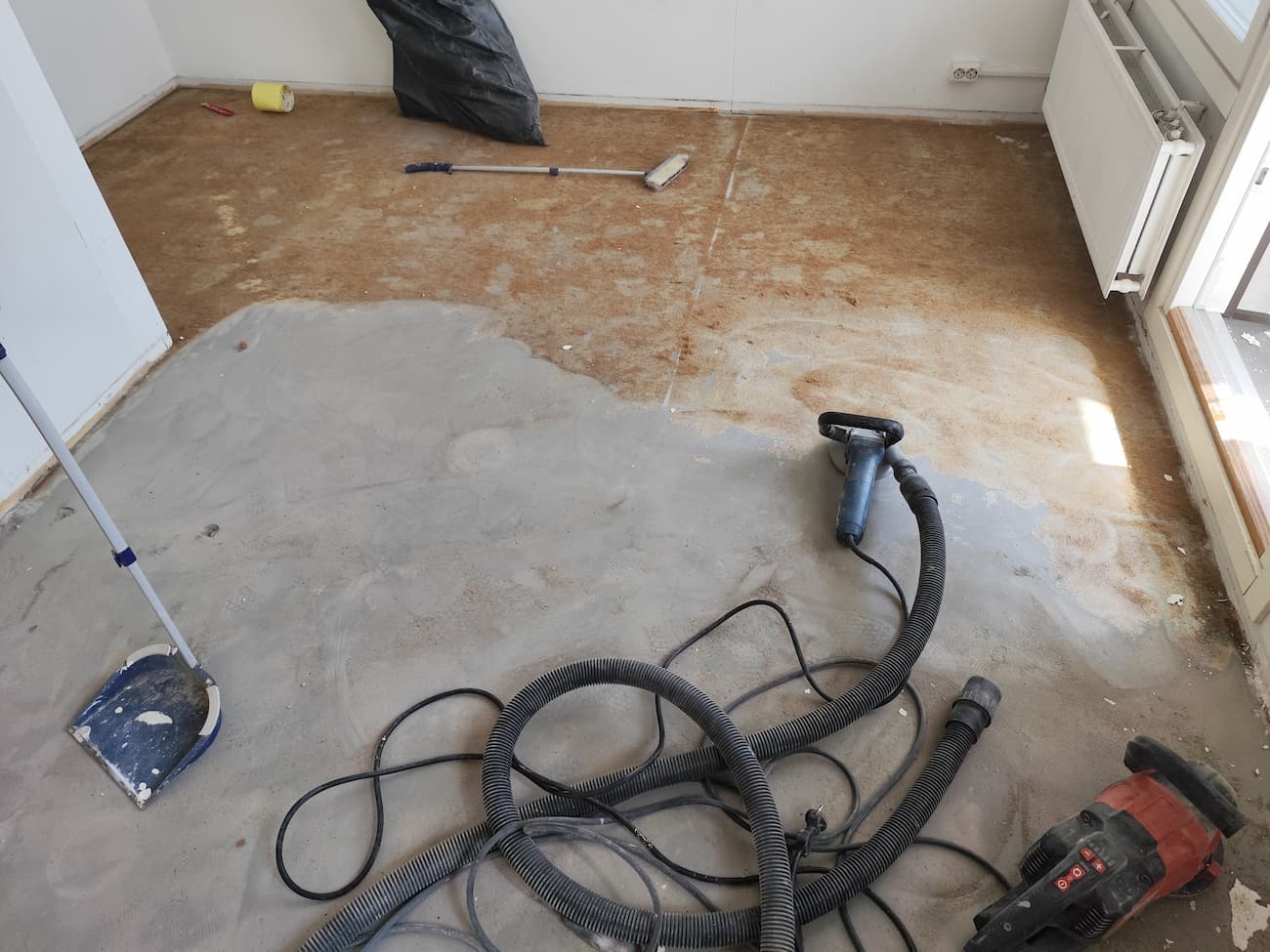 Laminaattilattia modernissa huoneessa