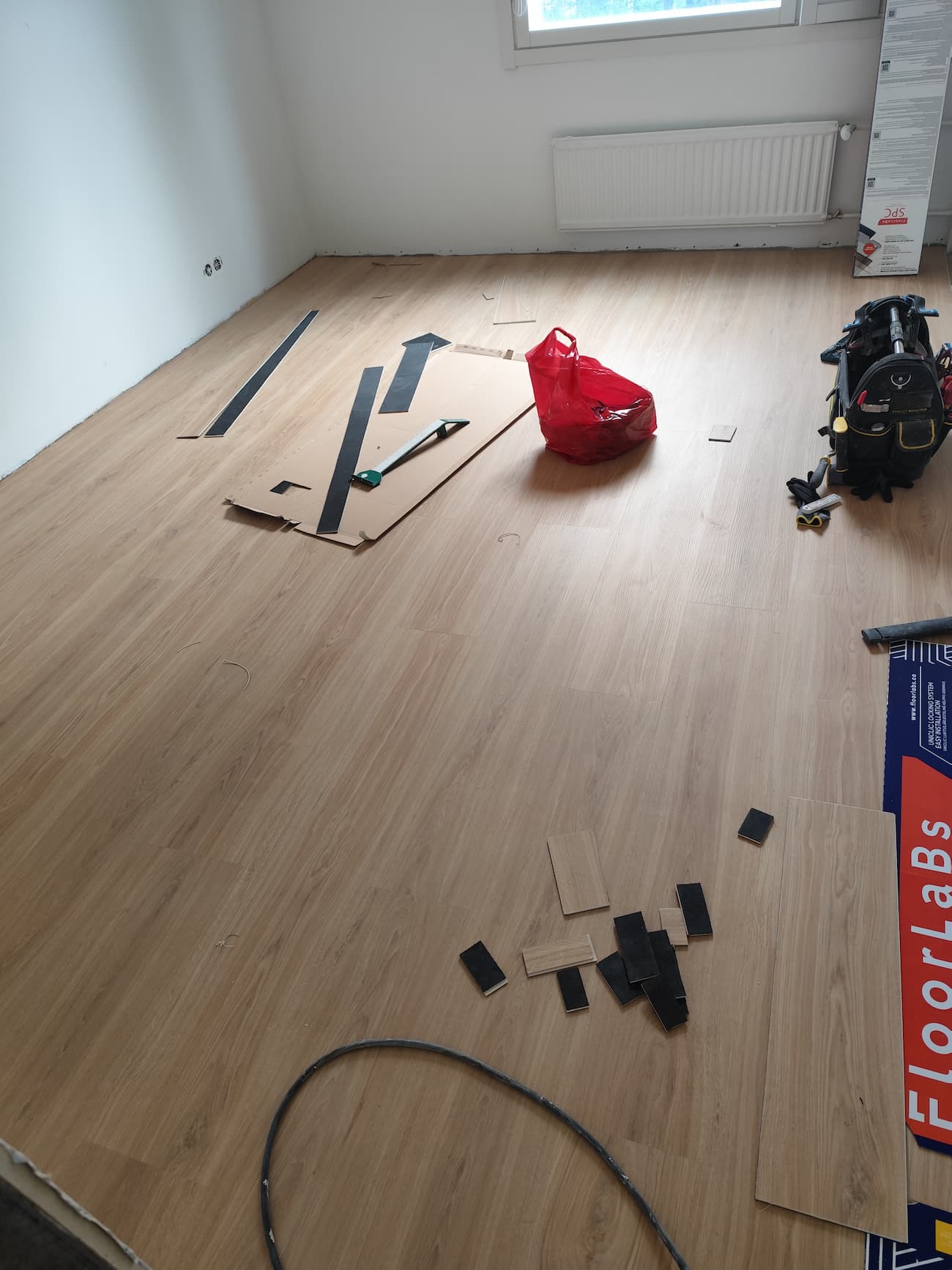 Laminaattilattia modernissa huoneessa