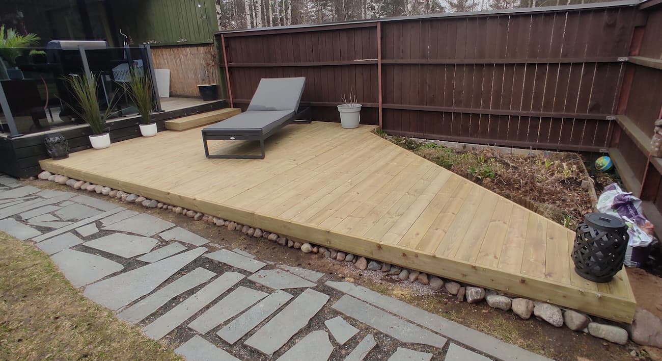 Laminaattilattia modernissa huoneessa