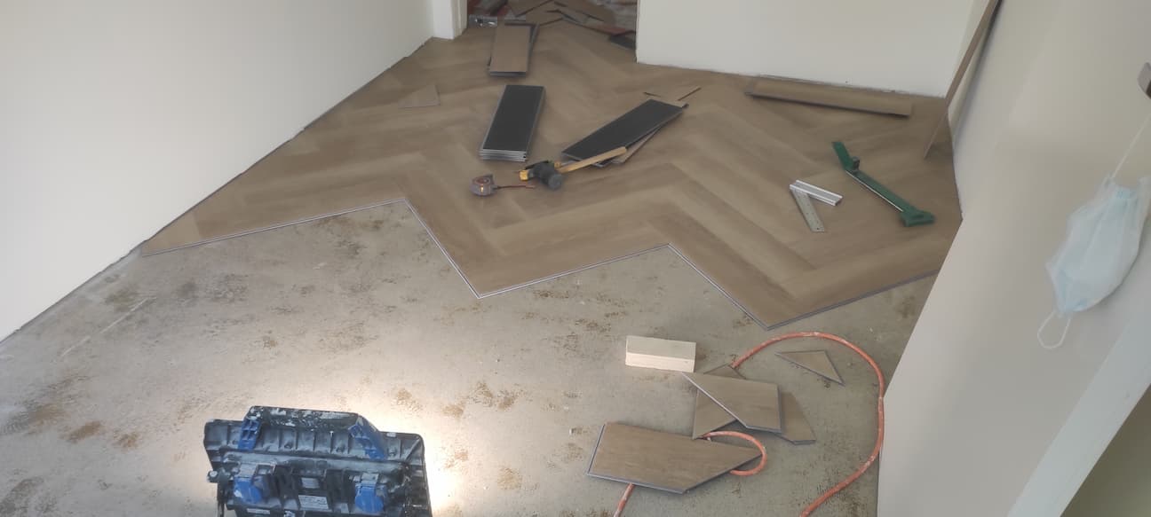 Laattoja asennettu kylpyhuoneeseen