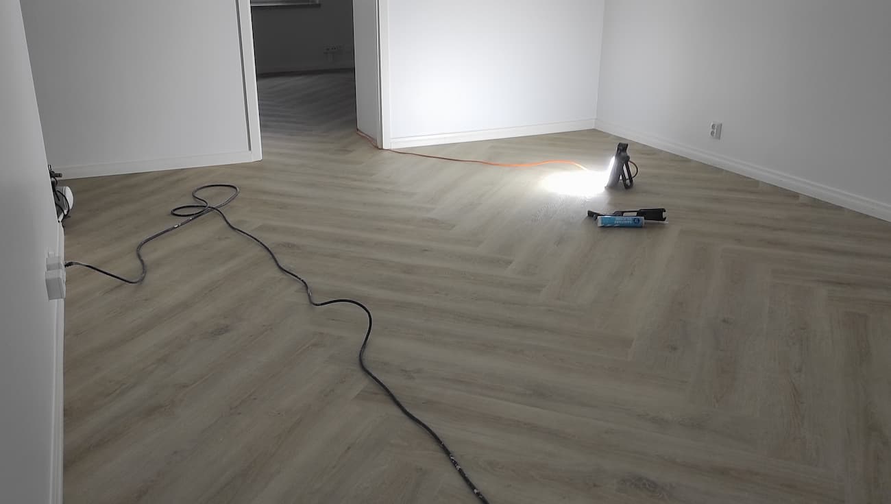Laminaattilattia modernissa huoneessa