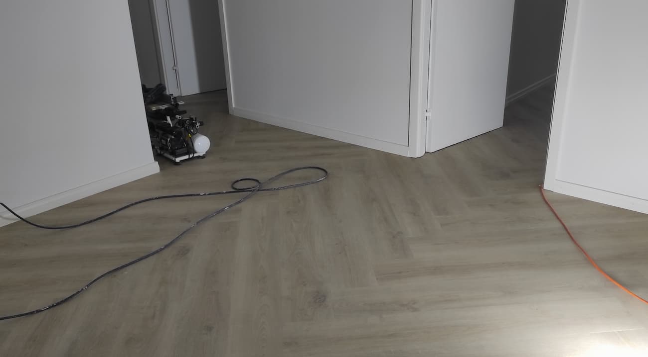 Laminaattilattia modernissa huoneessa