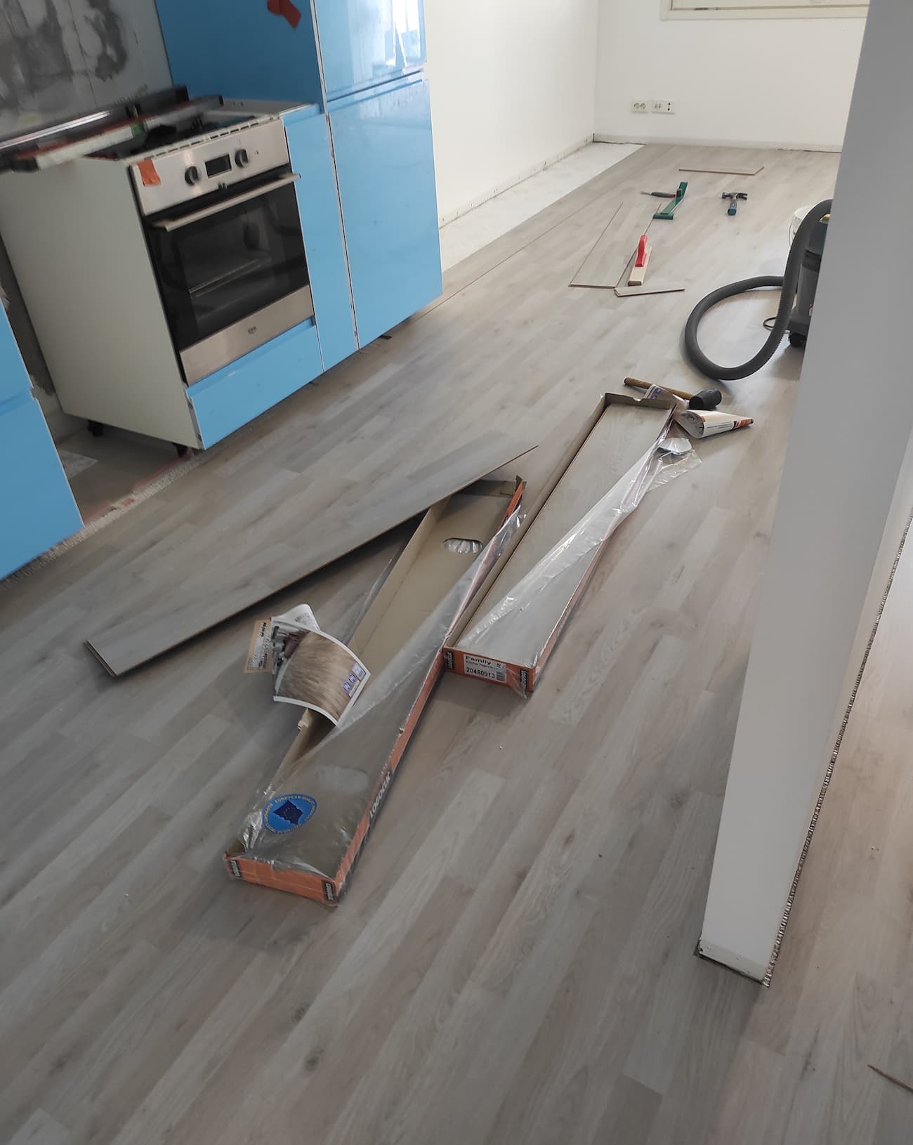 Laminaattilattia modernissa huoneessa