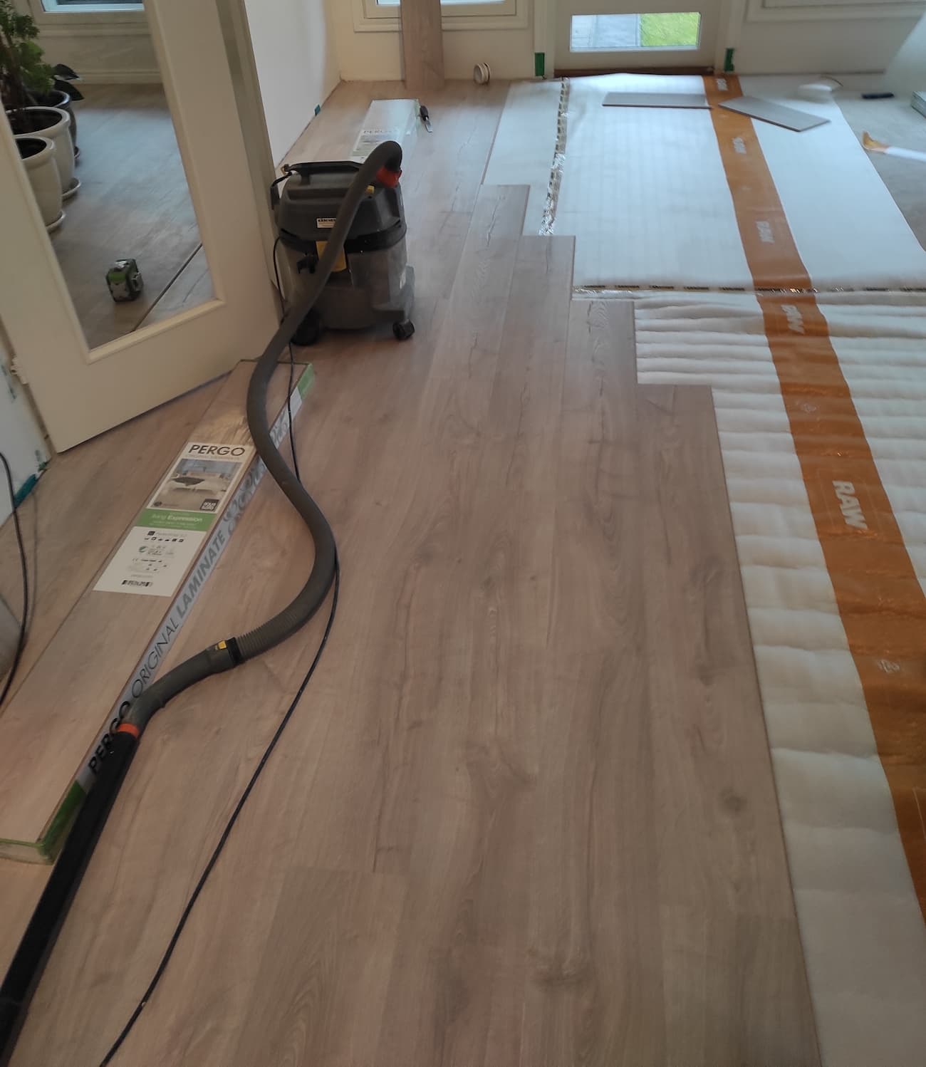 Laminaattilattia modernissa huoneessa