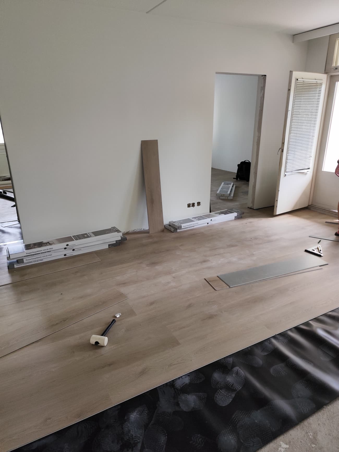 Laminaattilattia modernissa huoneessa