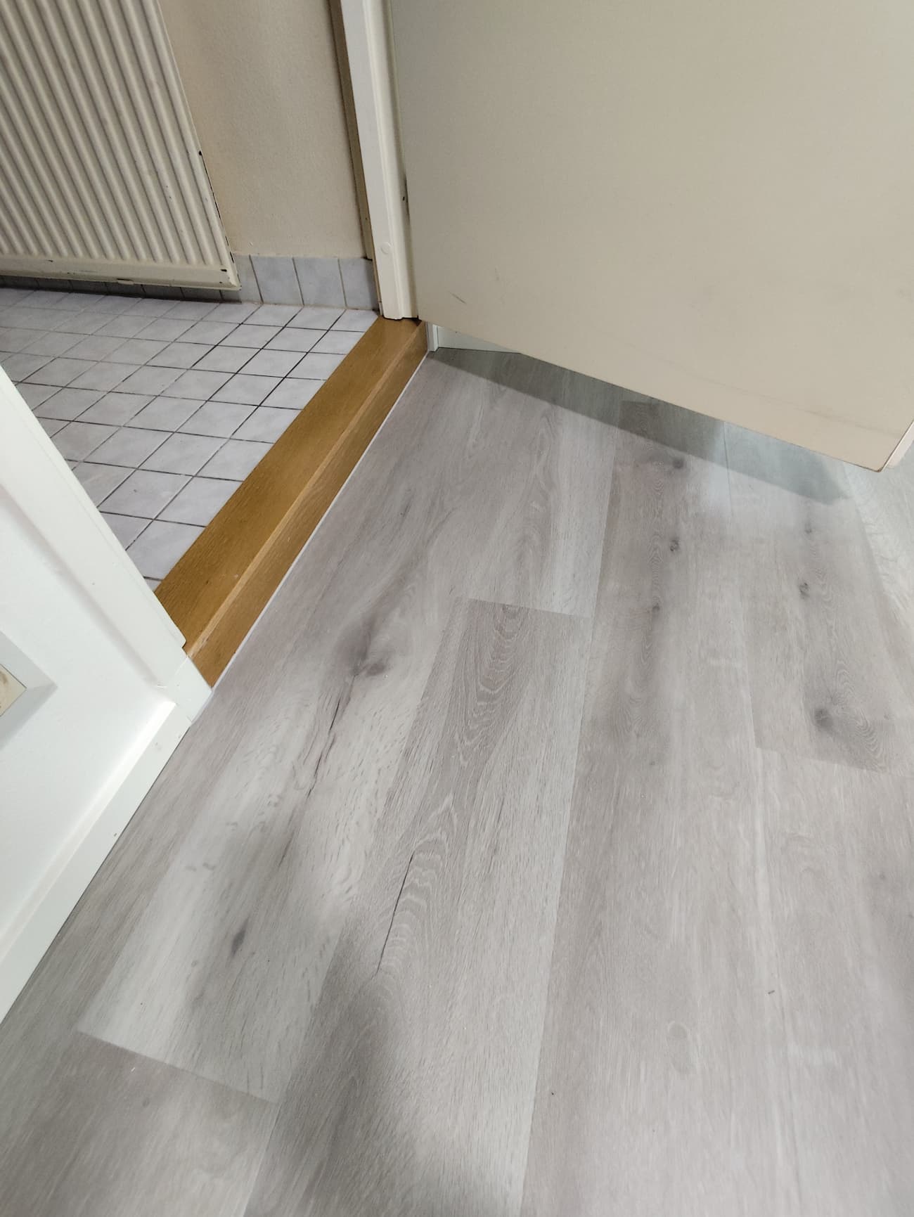 Laminaattilattia modernissa huoneessa