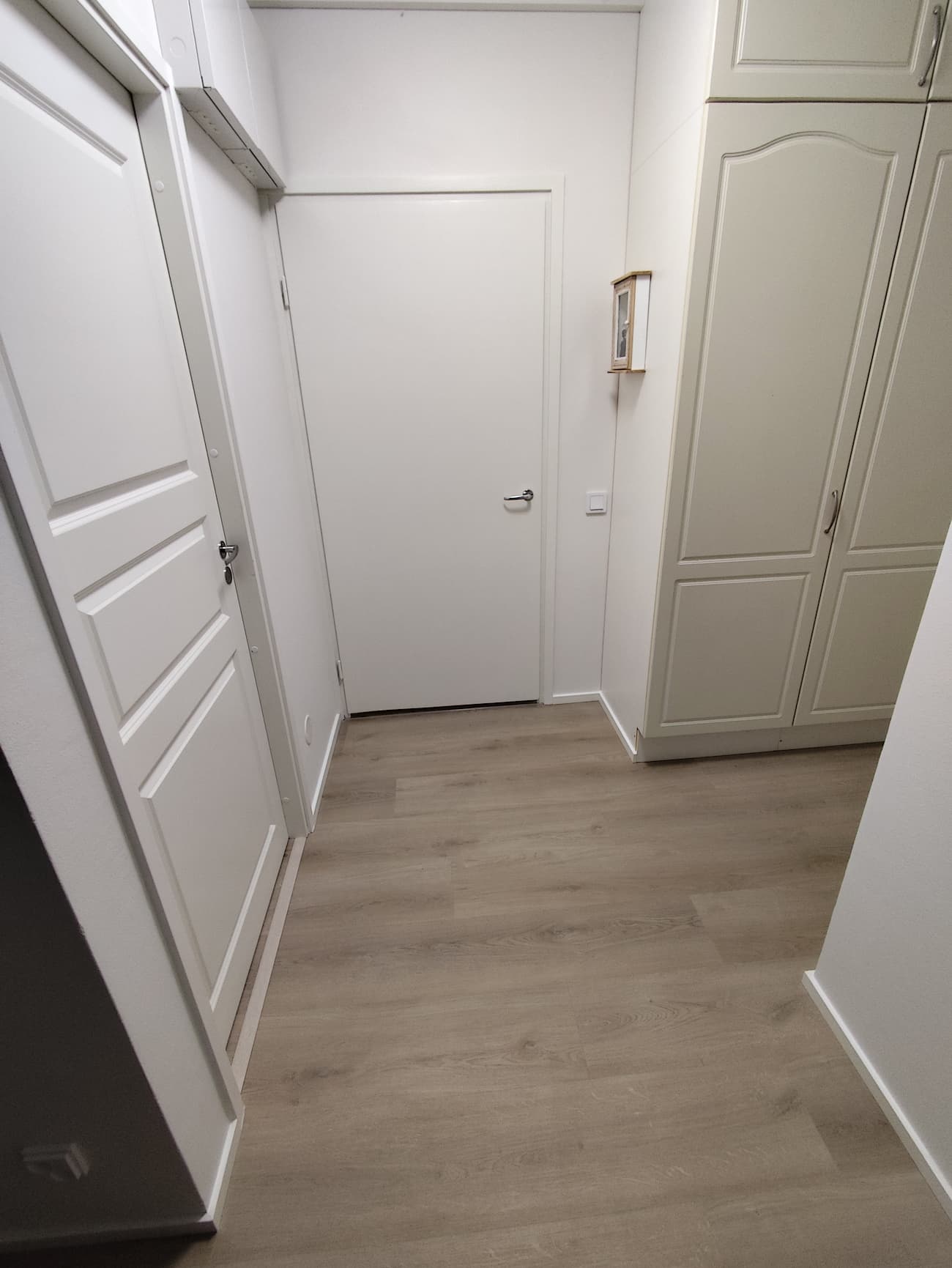 Laminaattilattia modernissa huoneessa