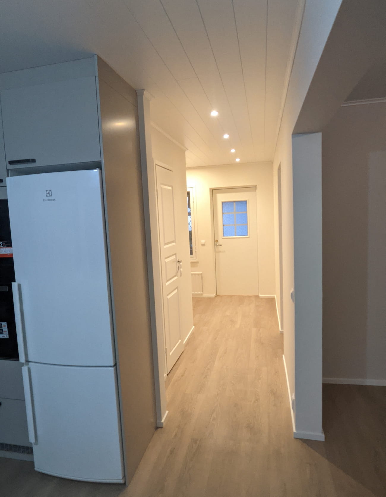 Ammattilainen maalaa seinää